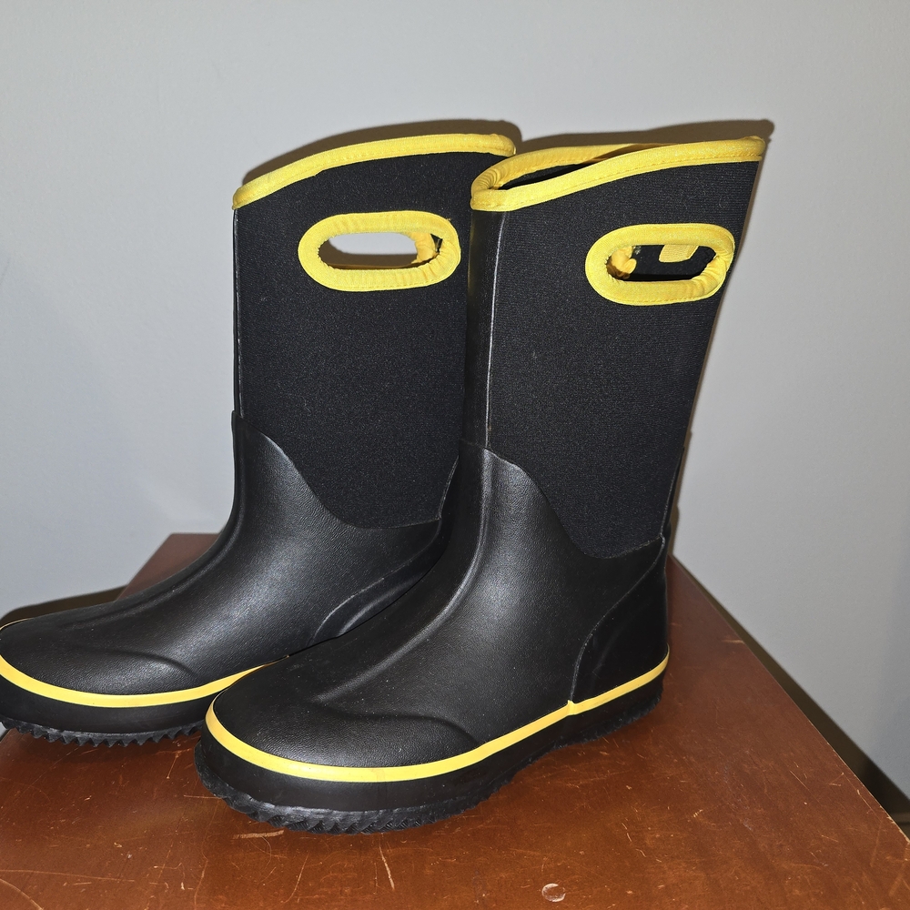 Kid's Black and Yellow Waterproof Boots. Neoprene And Rubber. Rain/Snow Size 1y